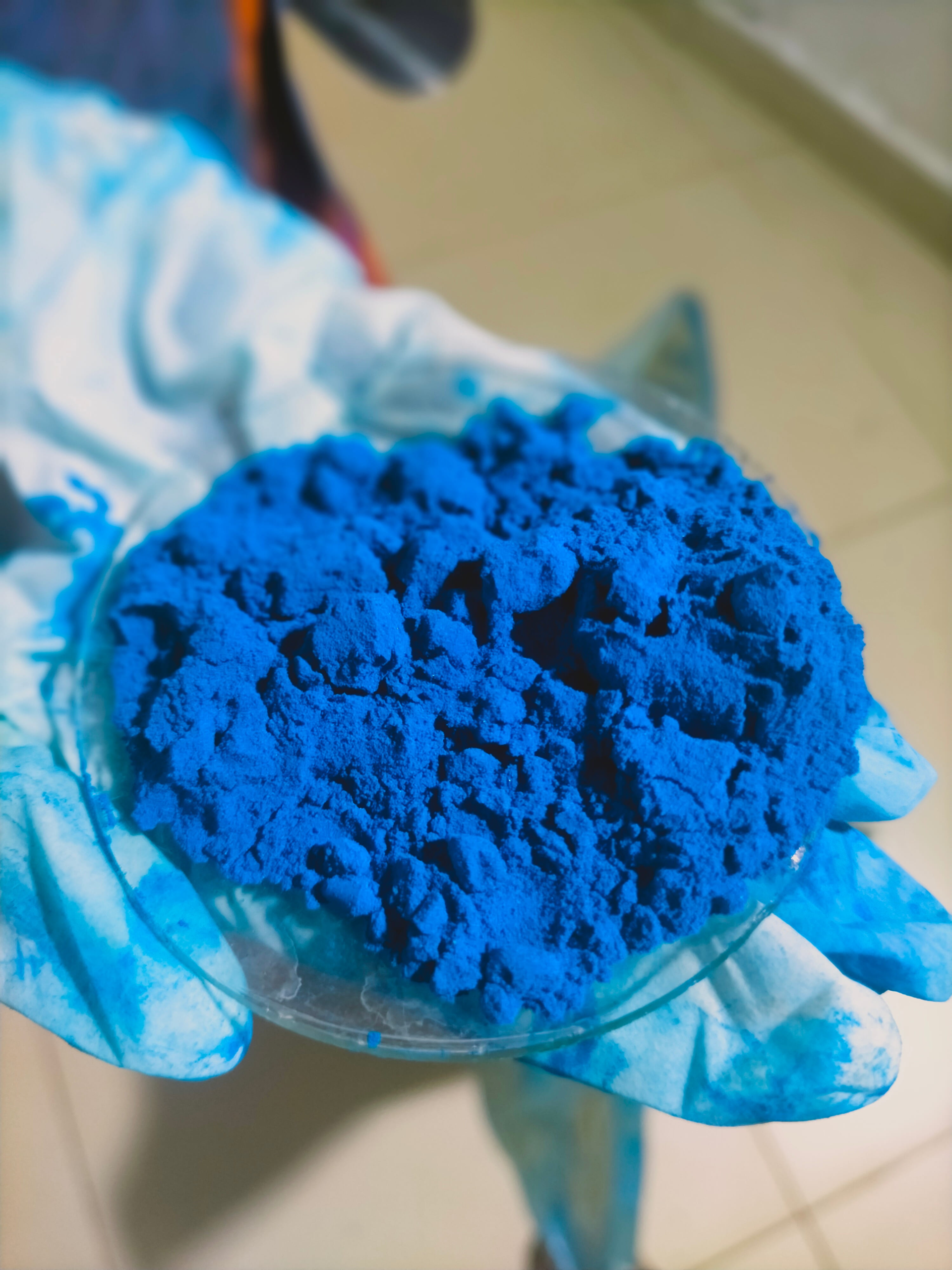 Blue spirulina powder rich in phycocyanin for natural food and beverage colouring
