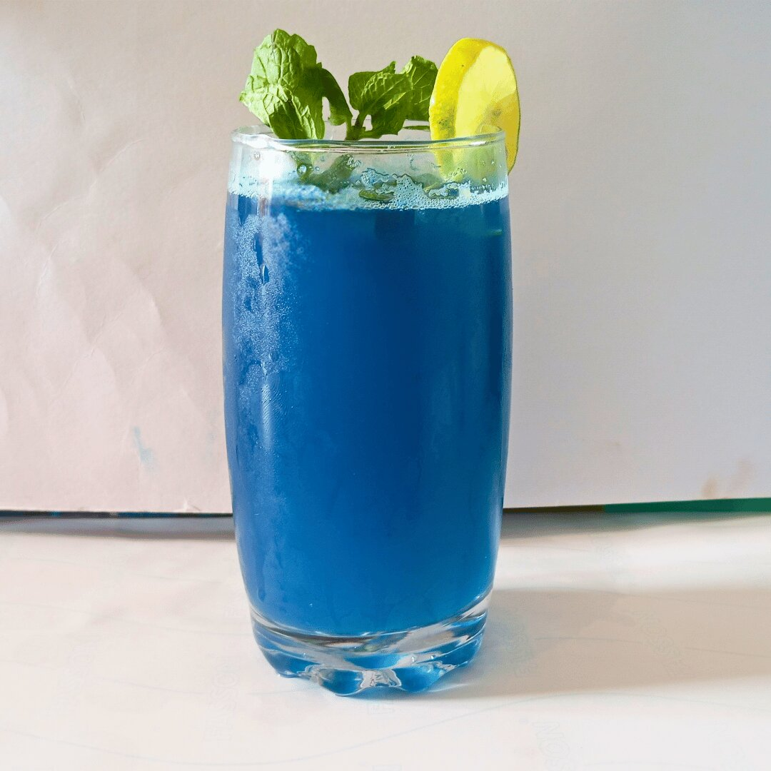 Blue spirulina beverage with natural phycocyanin blue colouring